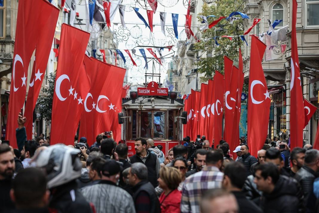 İstiklal Caddesi, Türk bayraklarıyla donatıldı 13